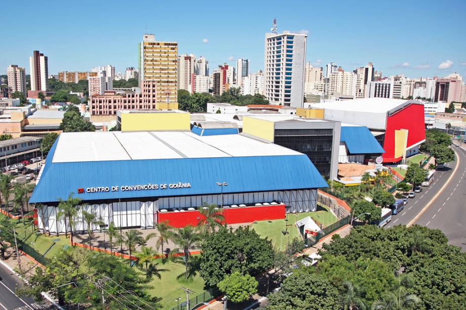 Visitante observando painel de lanternas e sinalização em estande da Expo Peças em Goiânia